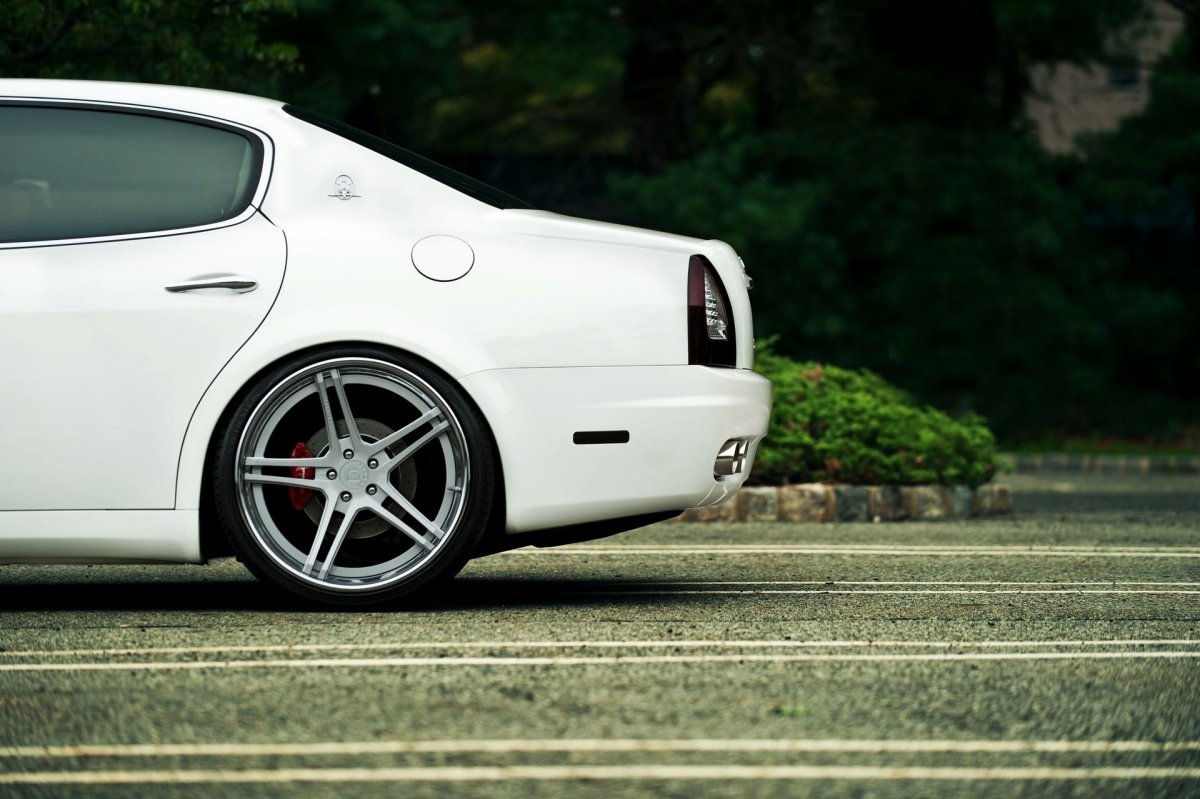 Белые диски на серебристой машине