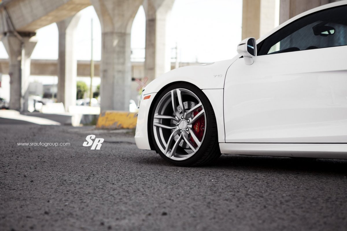 Салатовые диски на белой машине