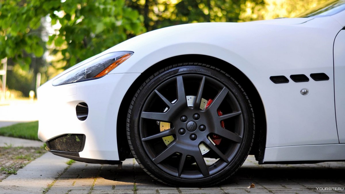 Белые диски на серебристой машине