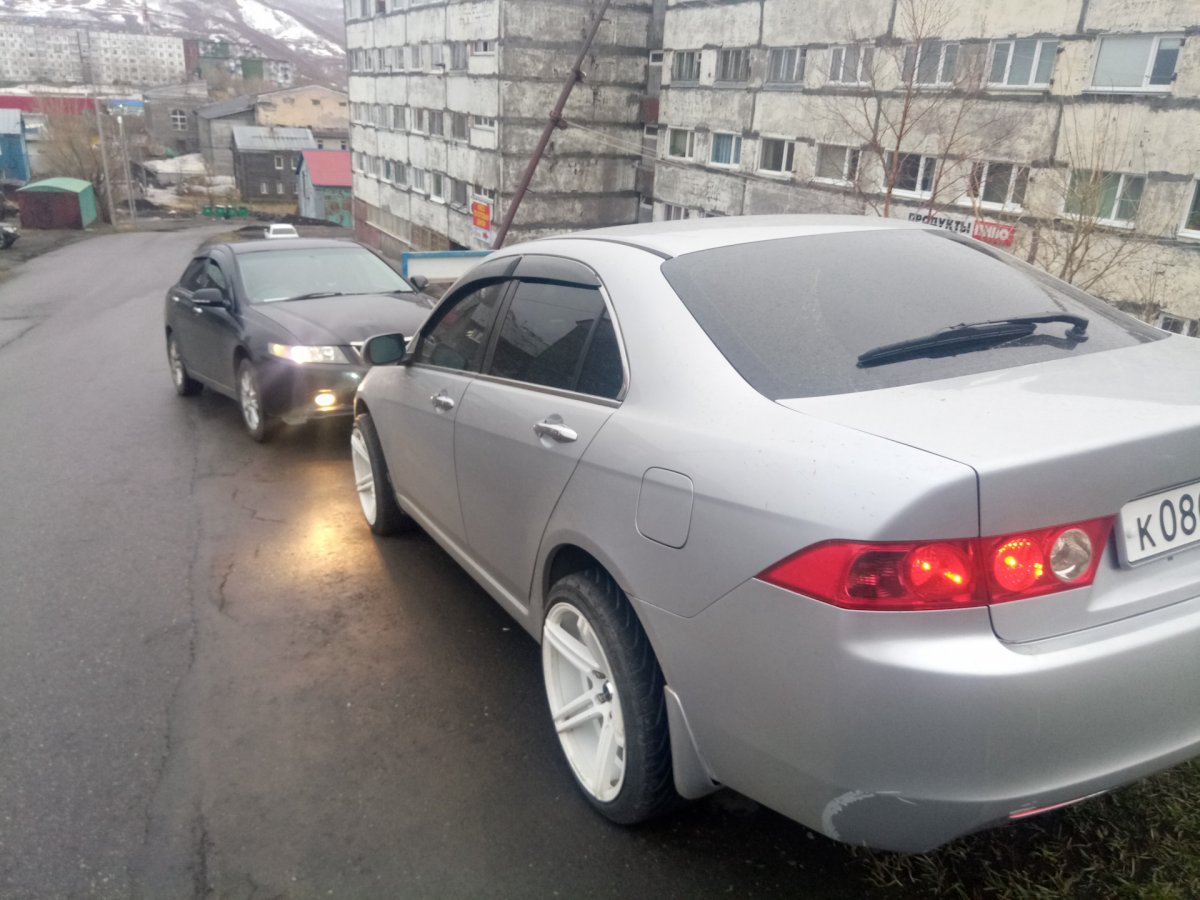 Диски на белой машине