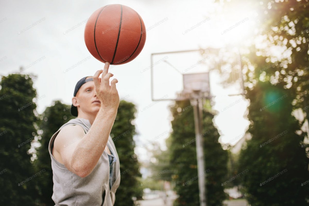 Баскетболист с мячом в руках