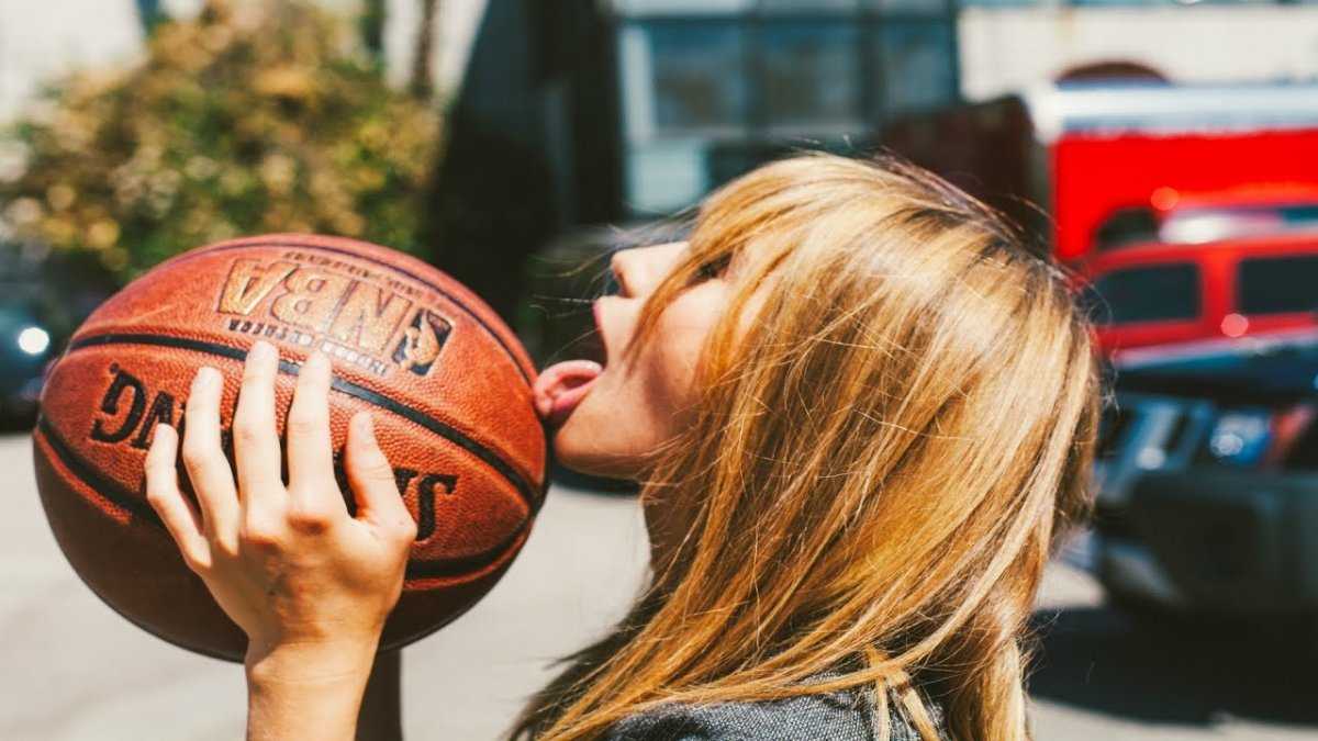 Фотосессия с баскетбольным мячом осенью
