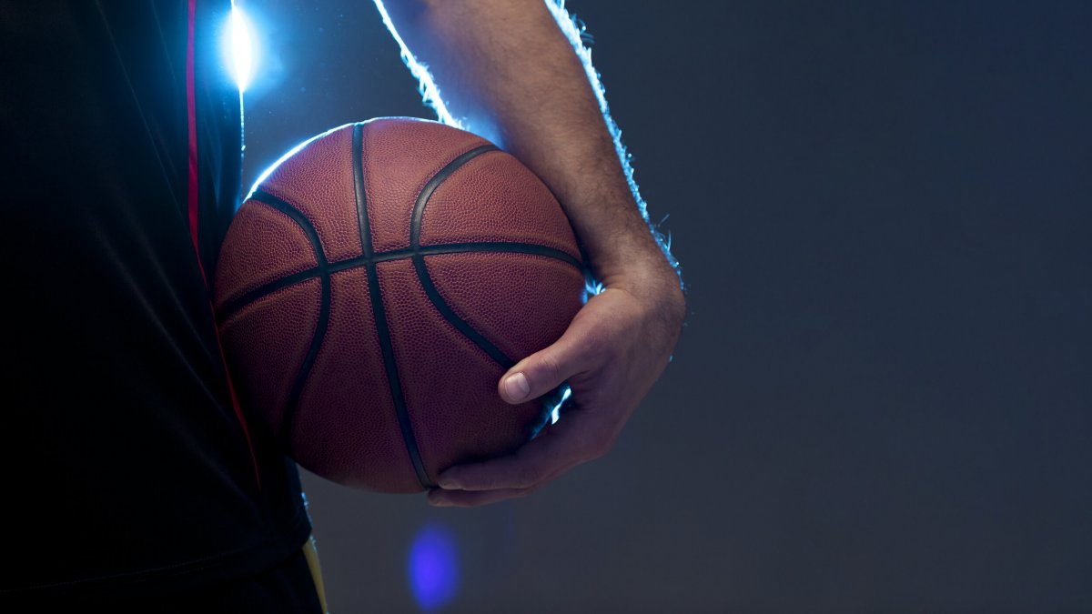 Баскетбольное кольцо на фоне заката