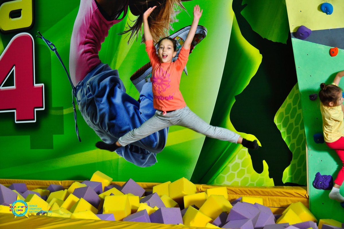 Детская зона с батутами