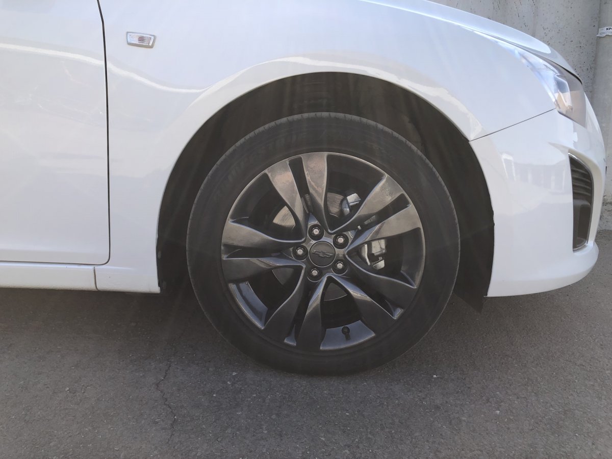 Белая БМВ ф10 на графитовых дисках