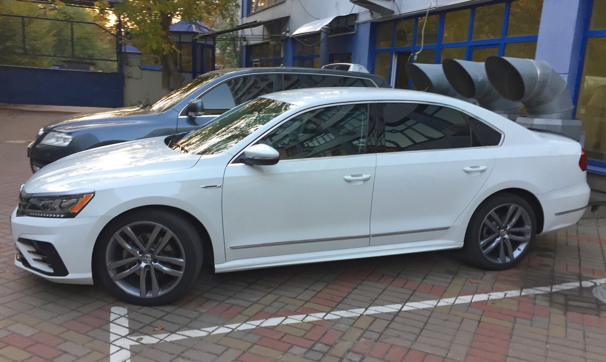 Белый Пассат б8 черные диски