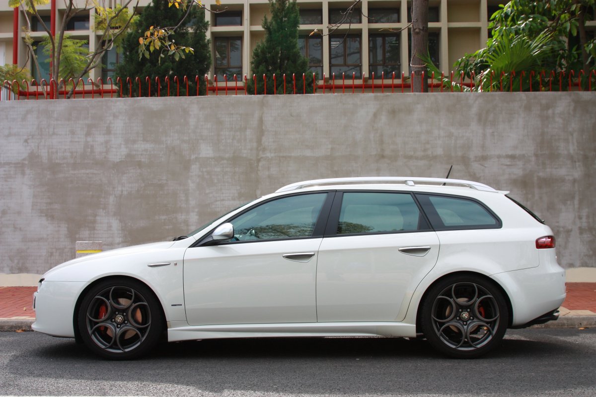 Gun Metal диски на белой машине