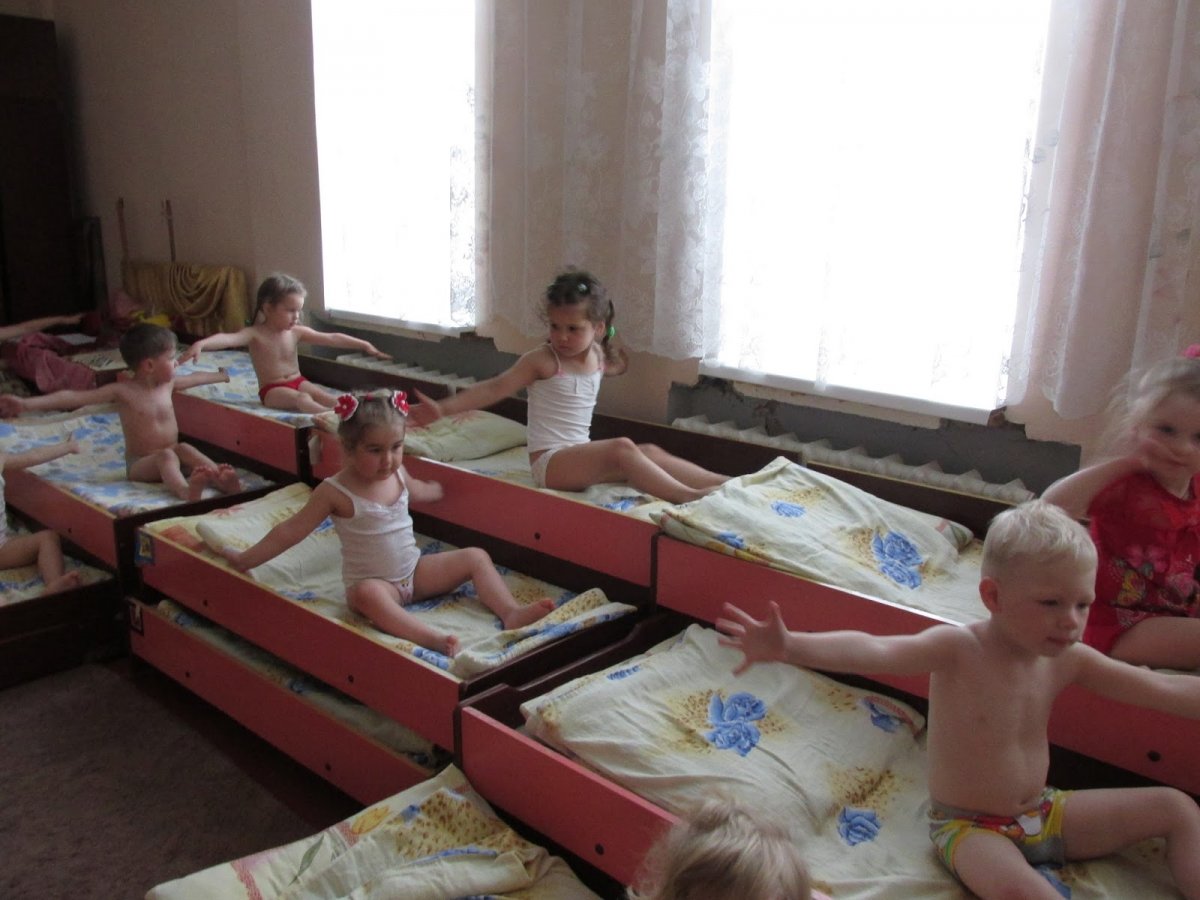 бодрящая гимнастика в кроватях в подготовительной группе