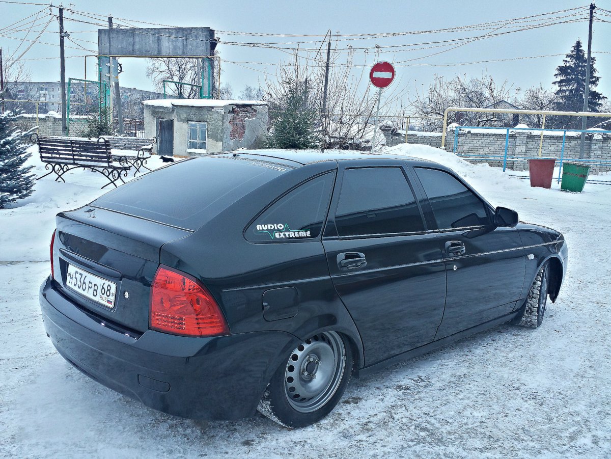 Приора хэтчбек черная 2012 года