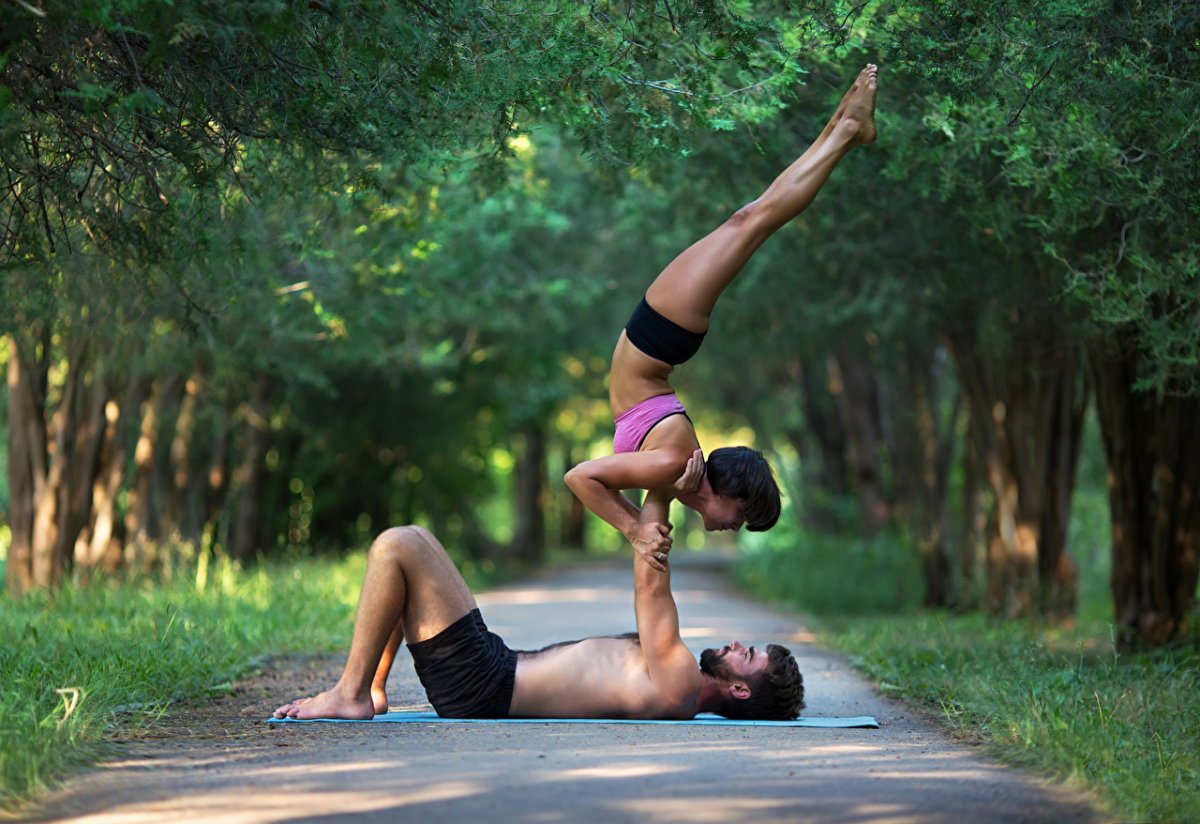 Парные упражнения по гимнастике и легкие трюки для двоих