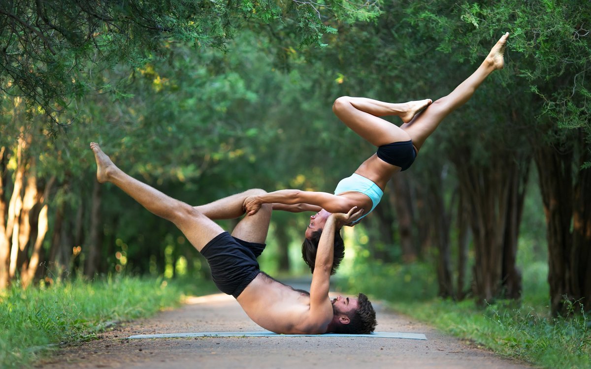 Парные упражнения по гимнастике и легкие трюки для двоих