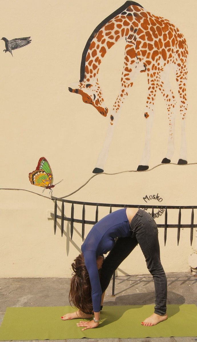 Поза жирафа в йоге