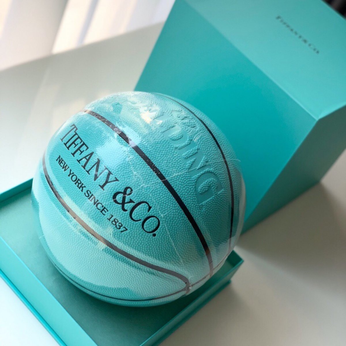 Баскетбольный мяч Tiffany co