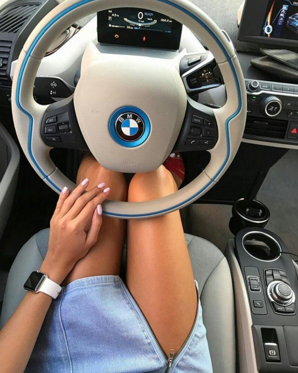 Девушка за рулем BMW