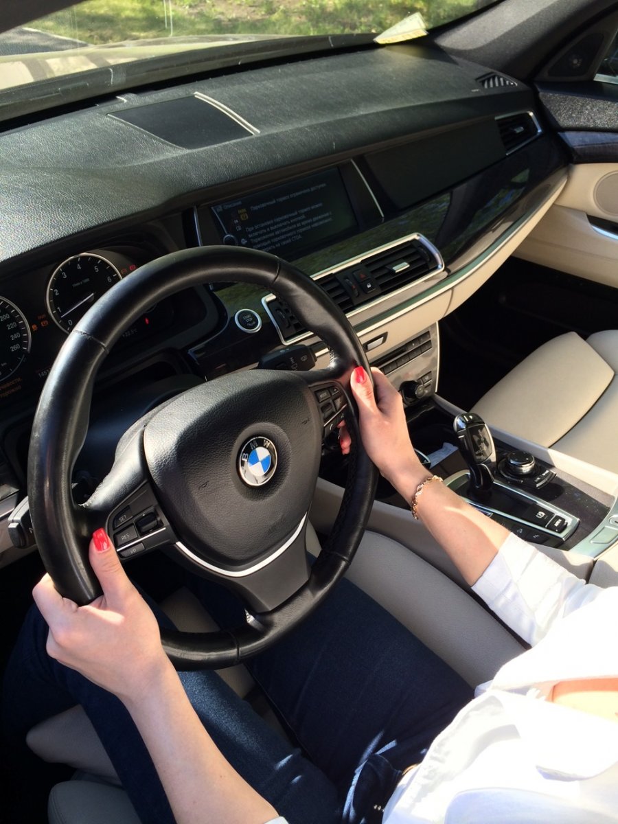 BMW рука на руле