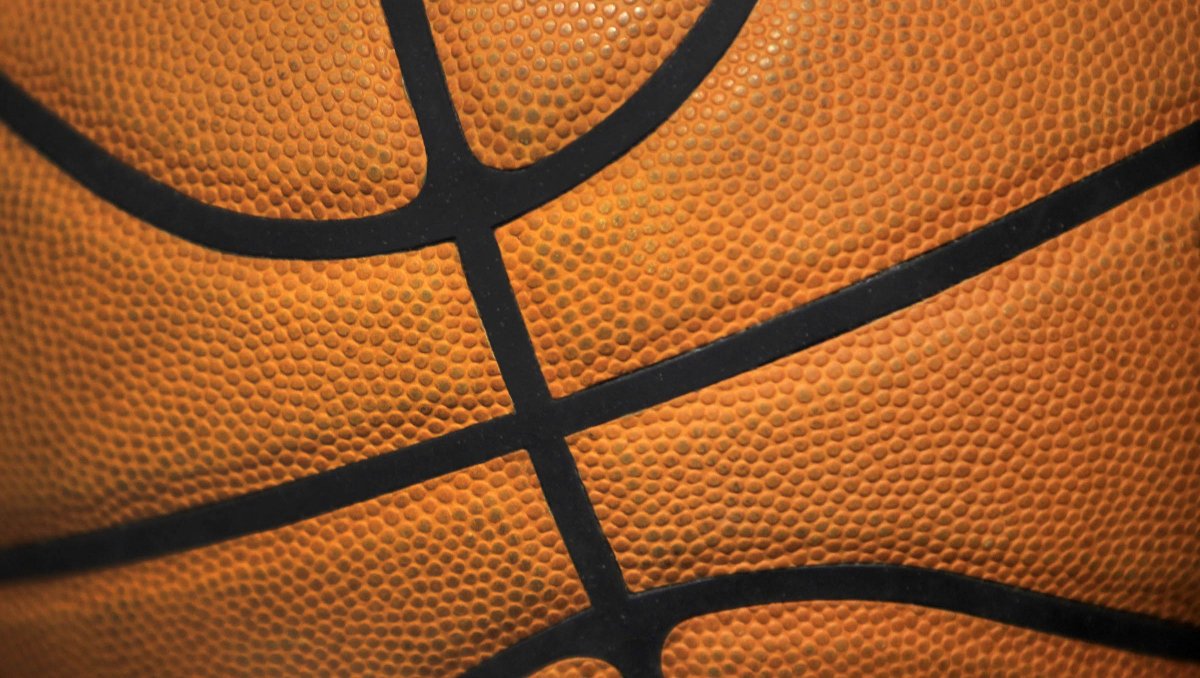Баскетбольный мяч на полу