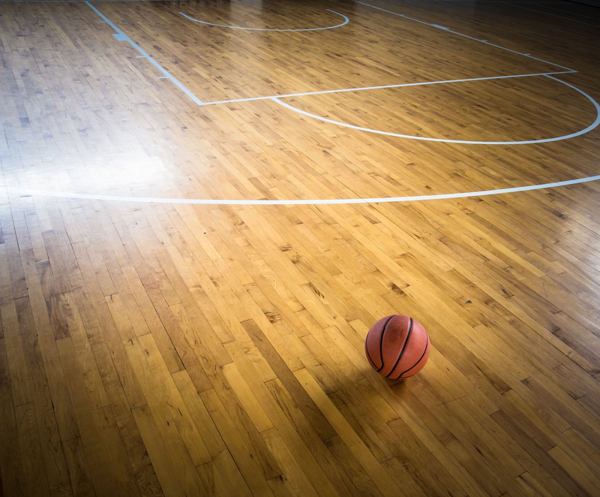 Баскетбольный мяч на полу в зале