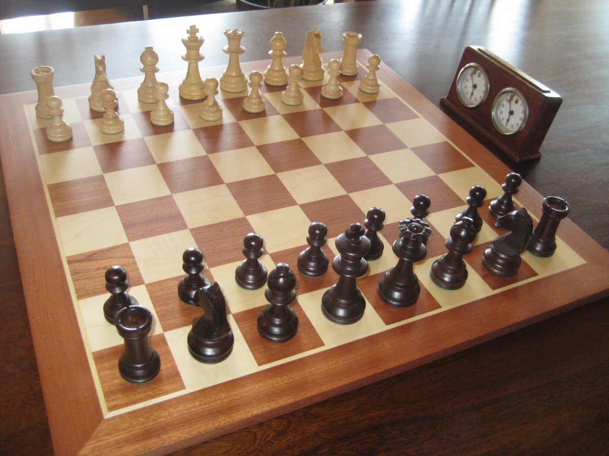 Шахматы доска с фигурами