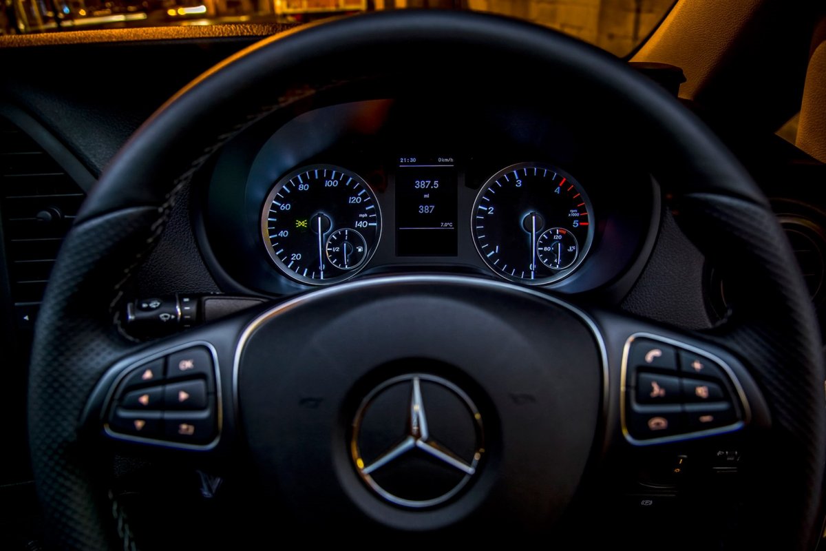 Ночью зимой за рулем Mercedes w203