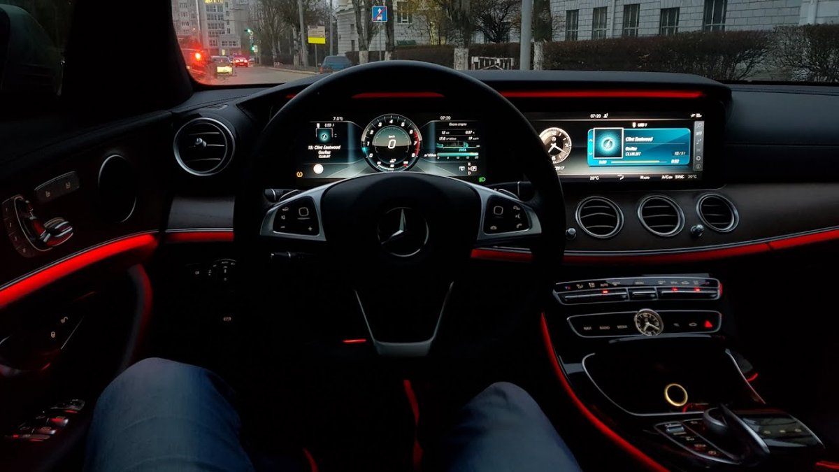 Mercedes Benz e200 2019 салон подсветка