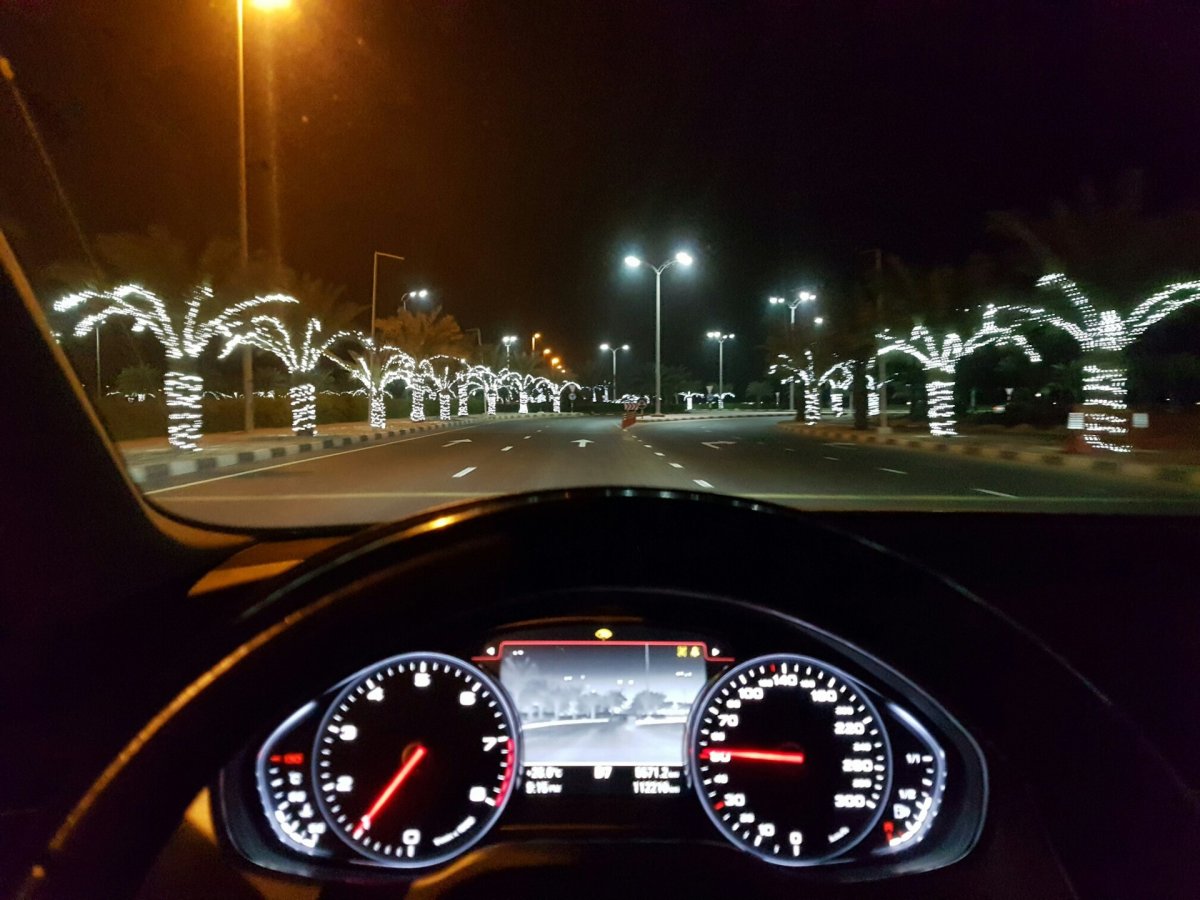 За рулем Mercedes ночью