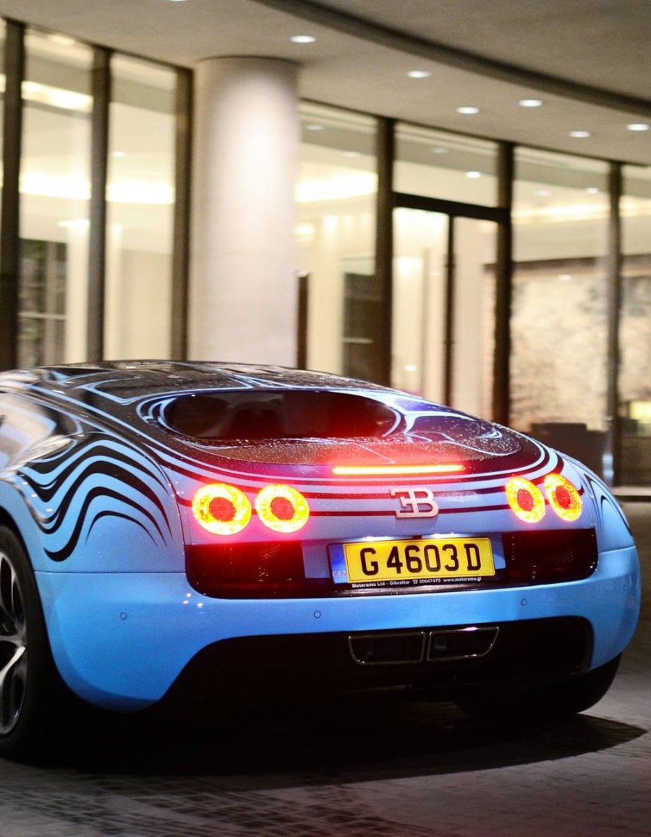 Машина Bugatti Veyron super Sport