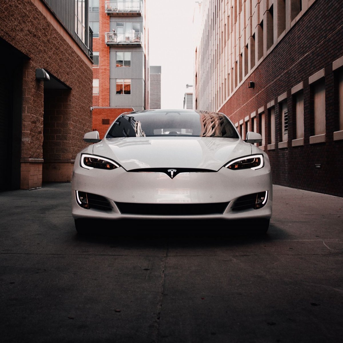 Tesla model s вид спереди