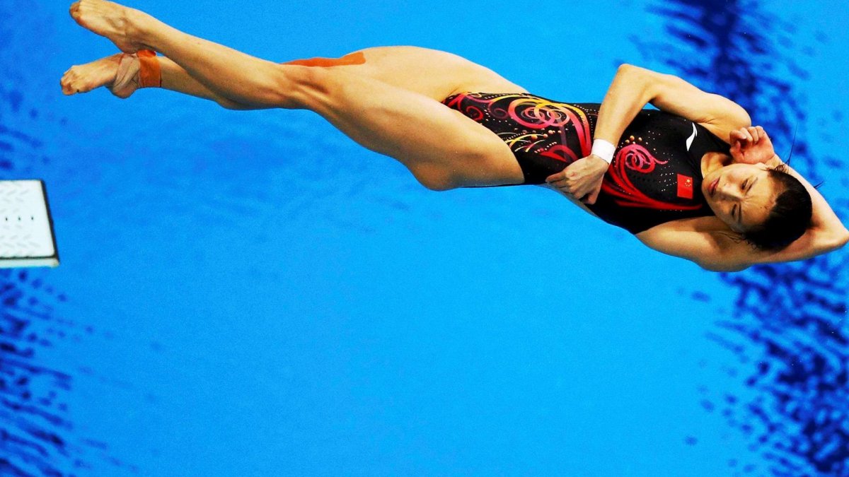 Спортсмен прыгает с вышки в воду