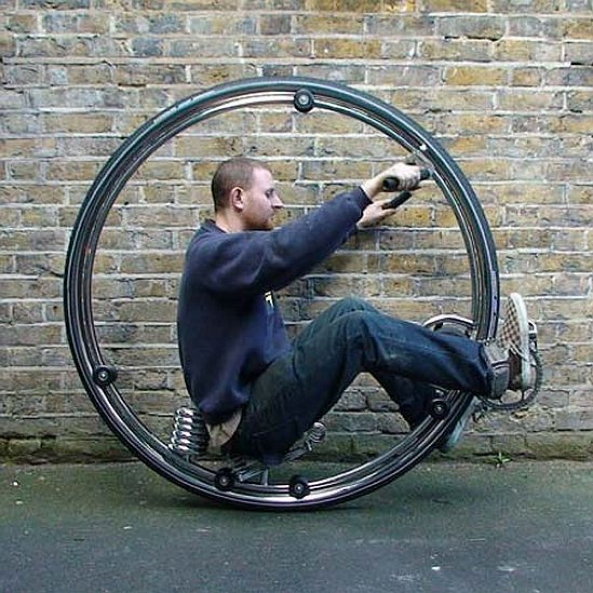 Девушка на велосипеде