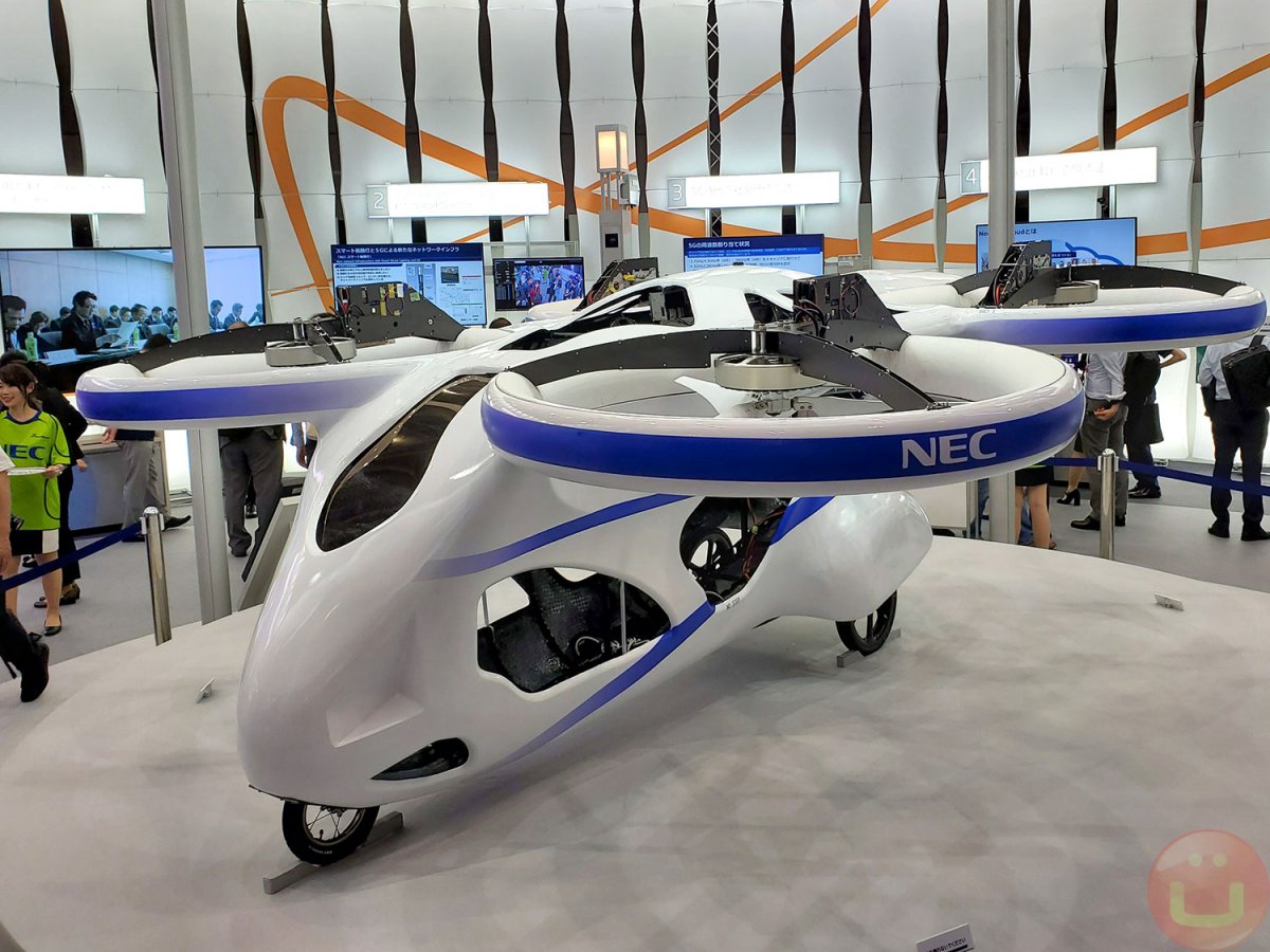 Летающая машина на выставке