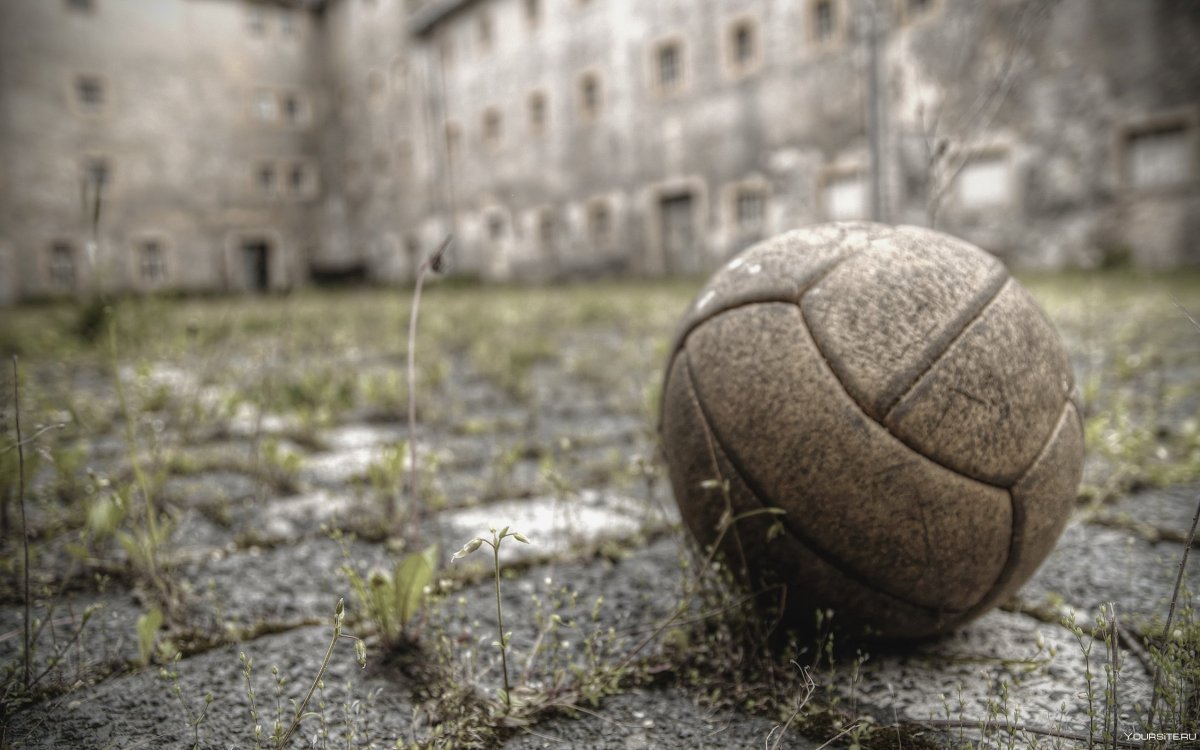 Старый футбольный мяч