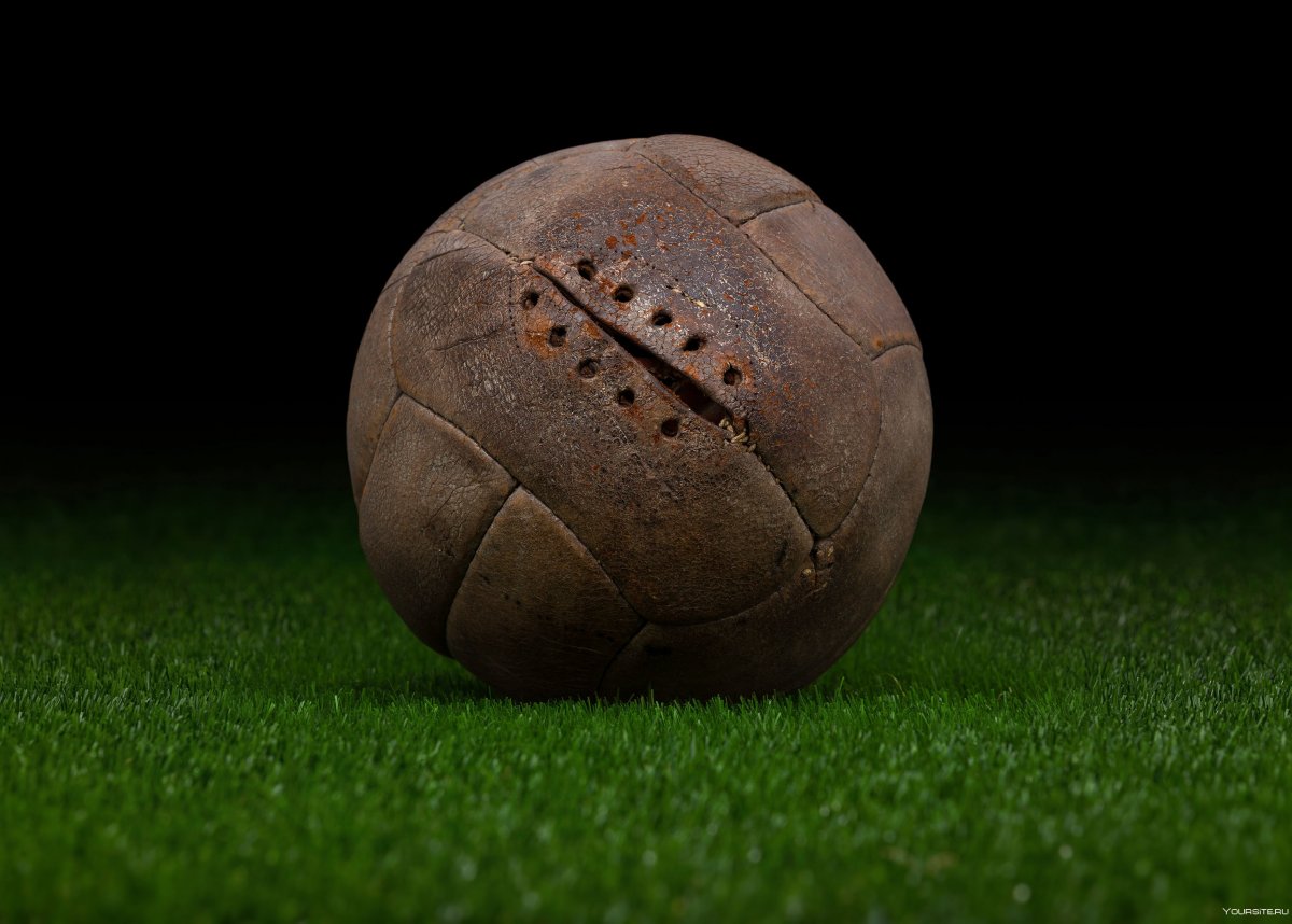 Старый футбольный мяч