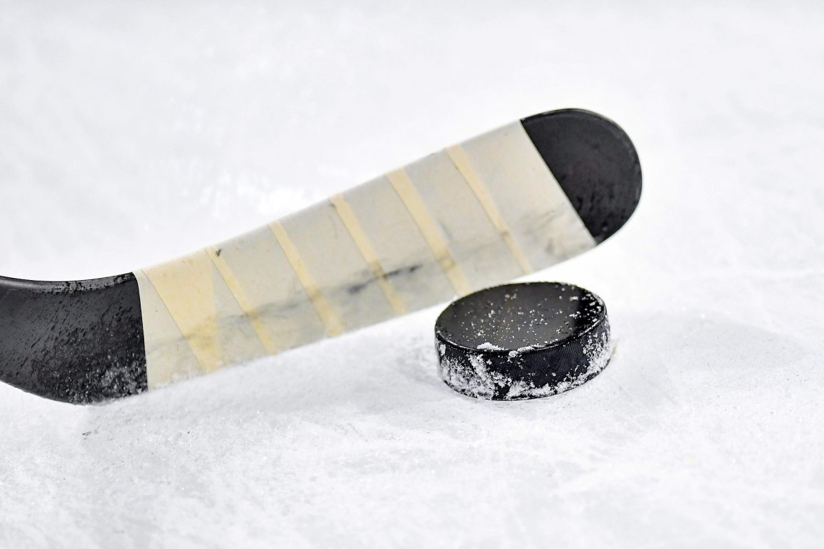 Деревянная шайба для хоккея