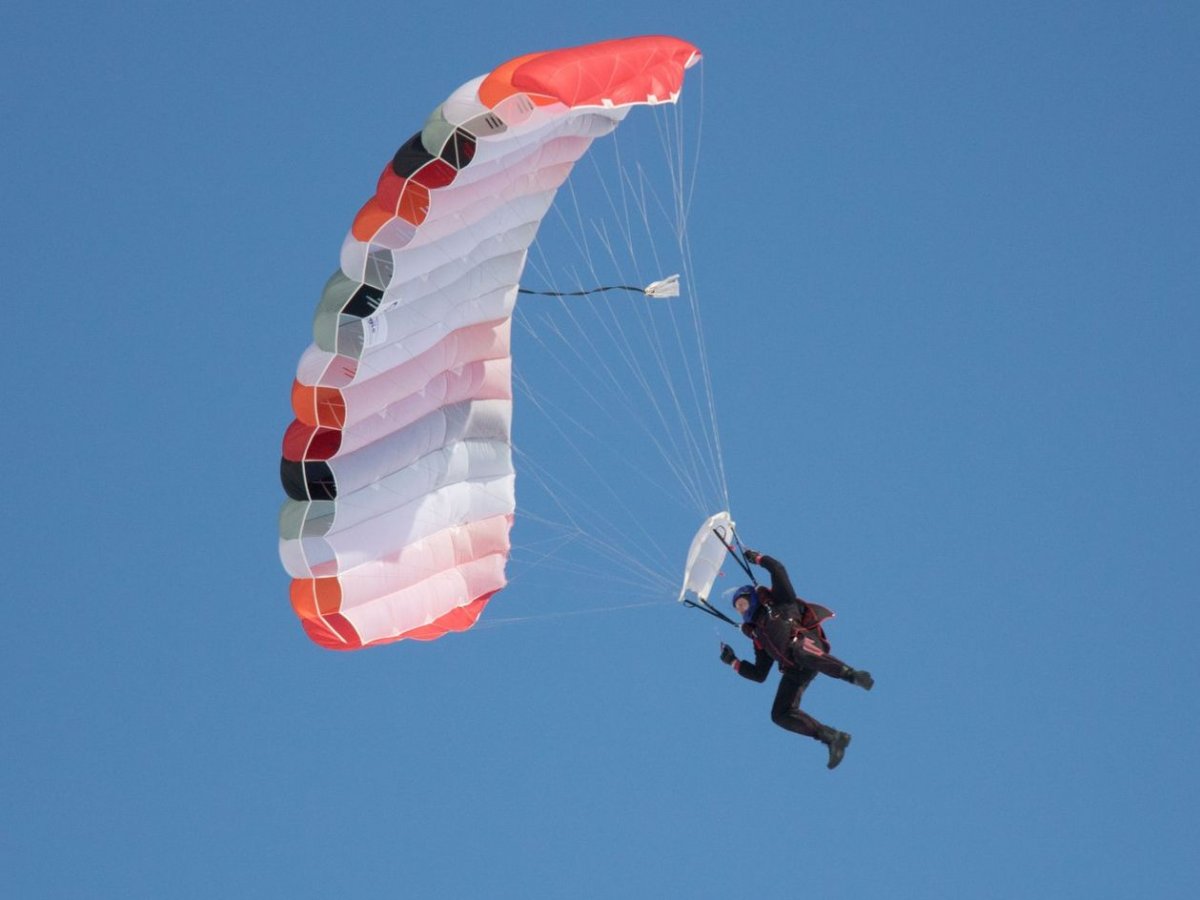 Прыжки осуществляются с парашютом УТ 15