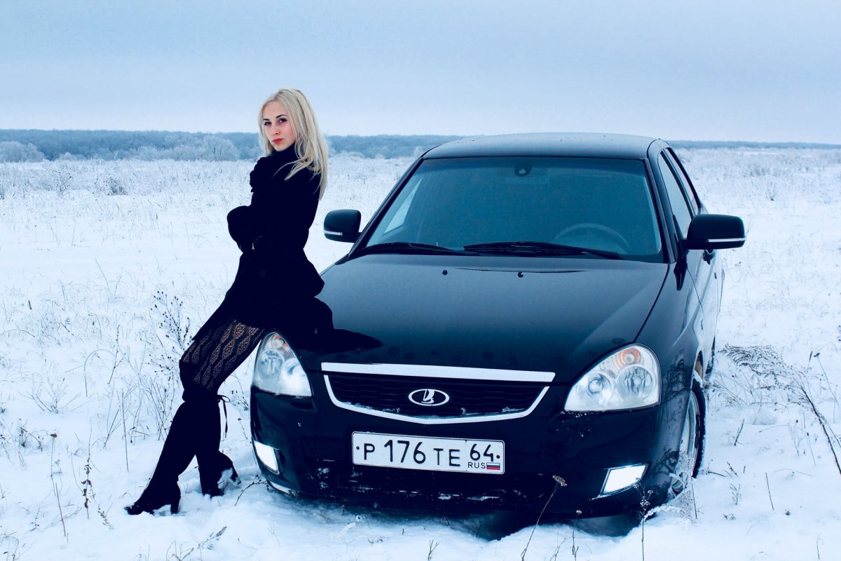 Девушка в машине зимой