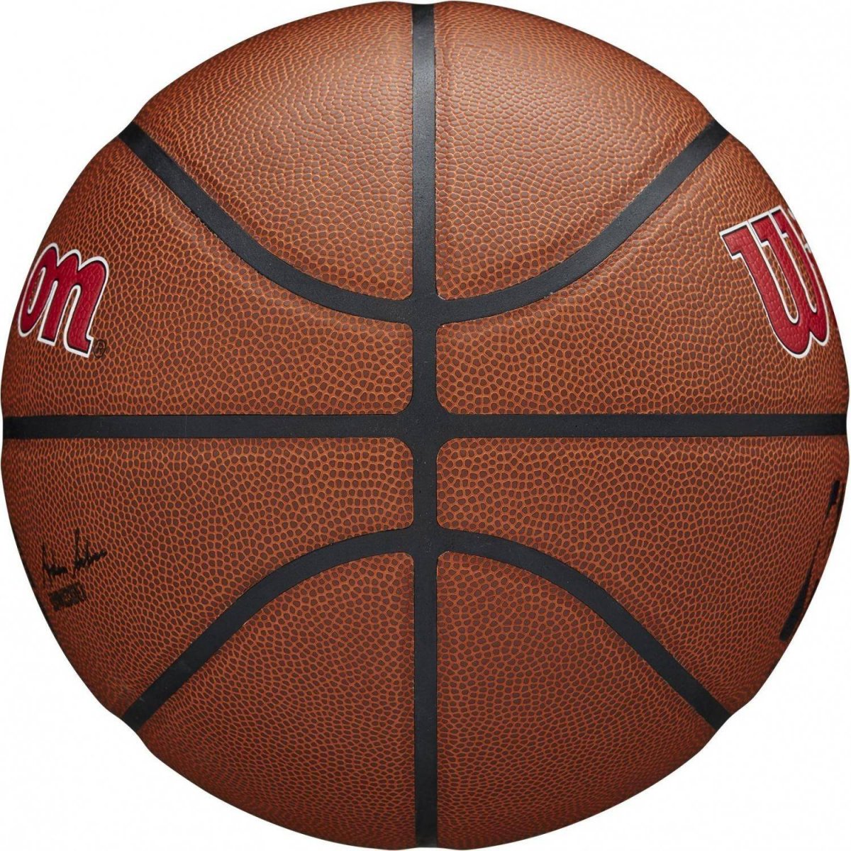 Баскетбольный мяч на траве