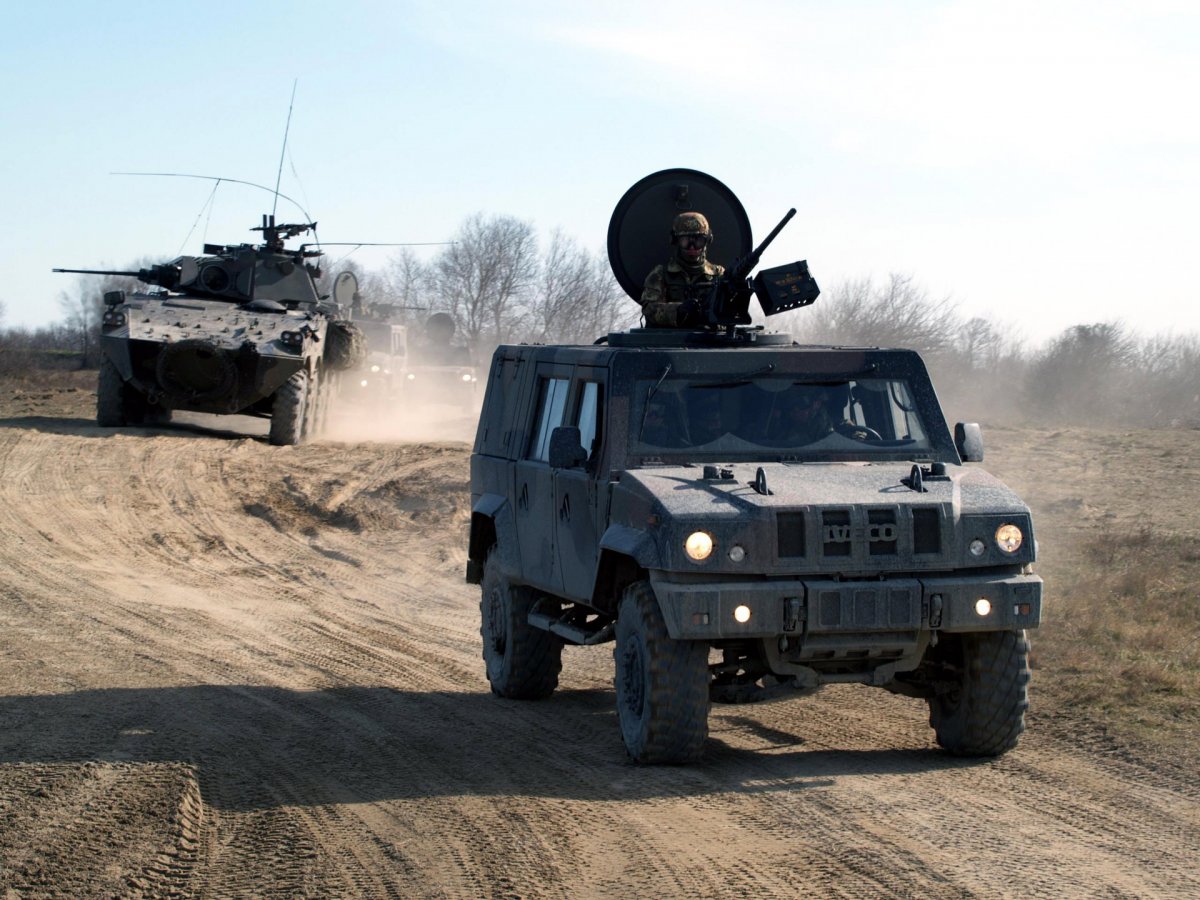 Бронемашина Iveco LMV