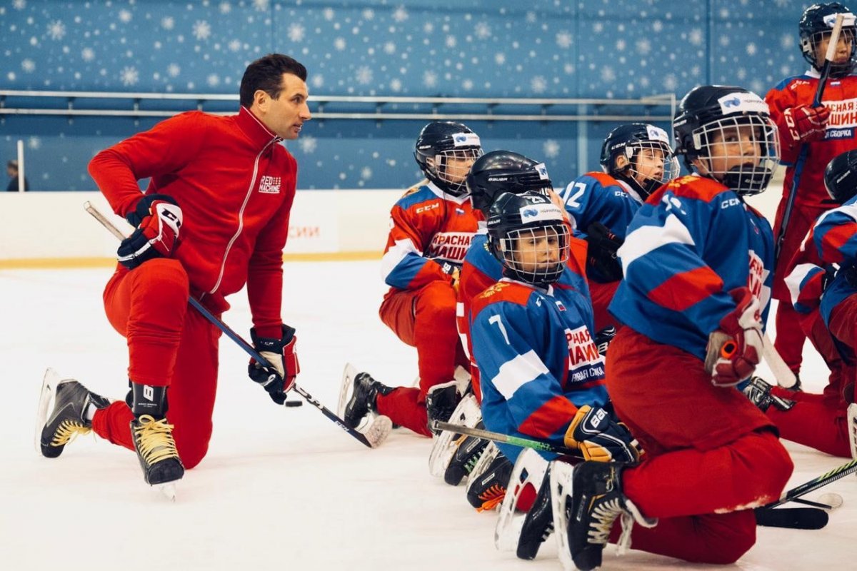 Красная машина хоккей