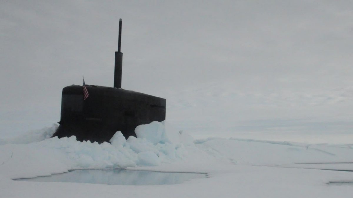 Подводная лодка из льда