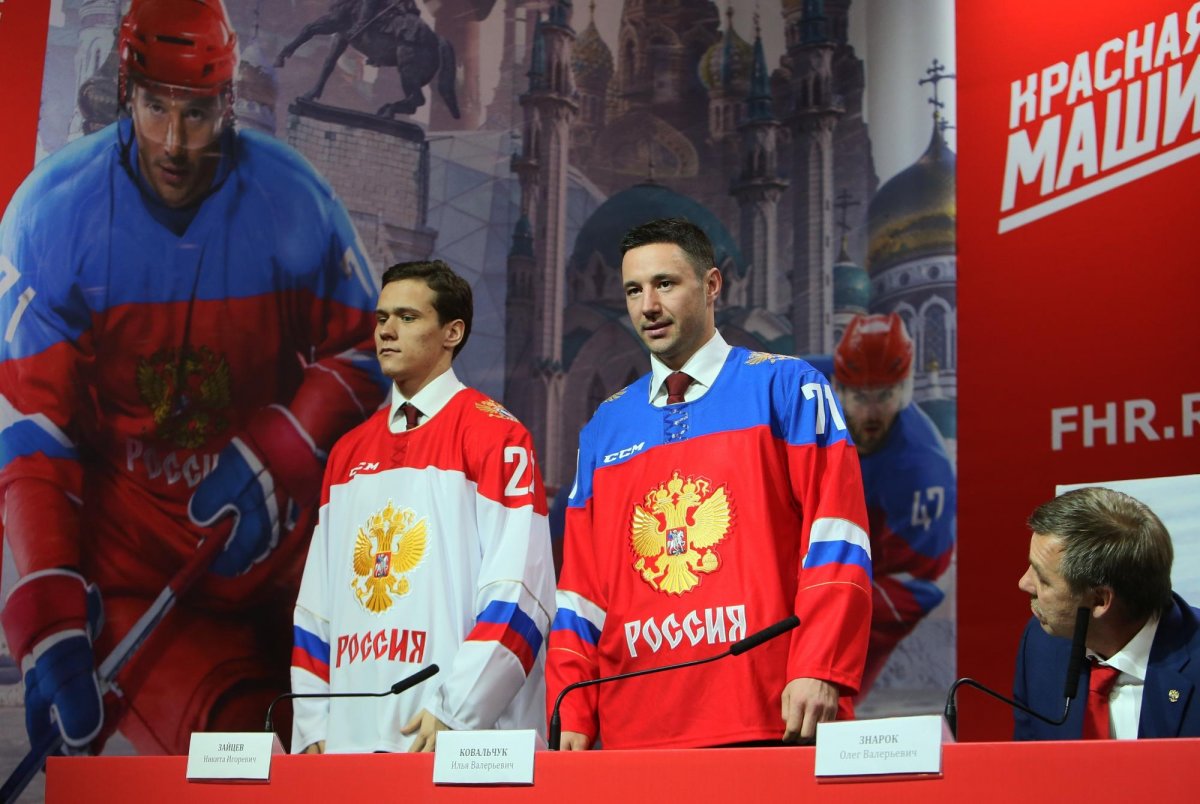 Красная машина хоккеисты