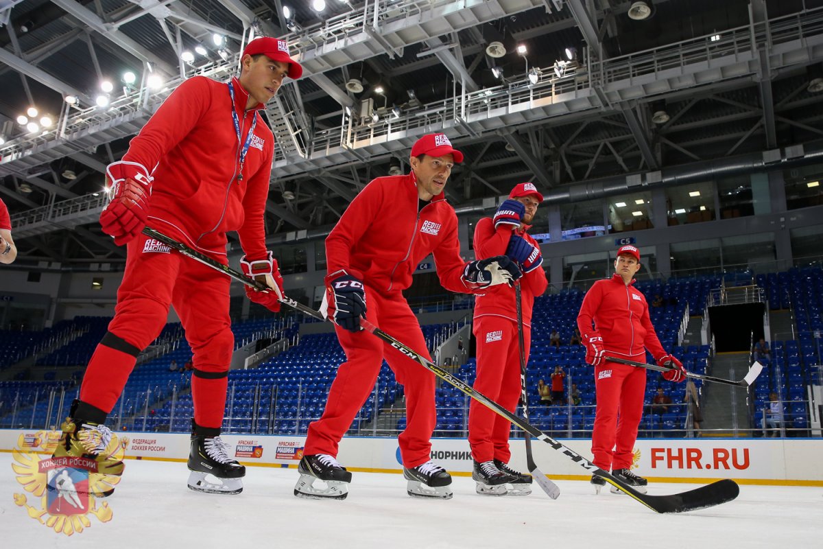 Красная машина хоккей одежда