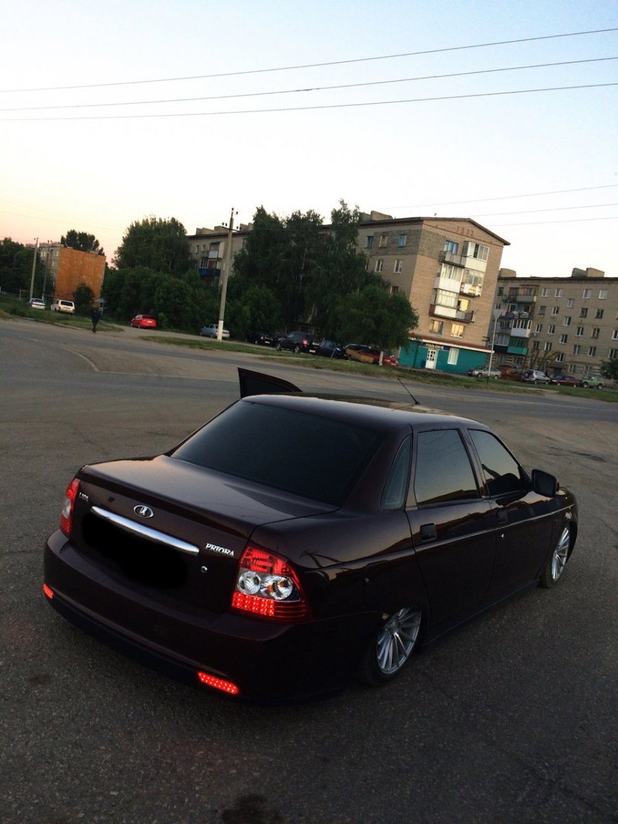 Черная Приора хэтчбек ночью