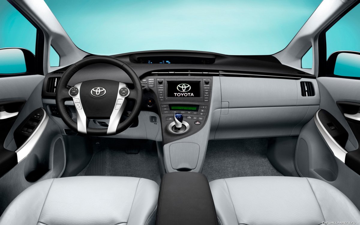 Toyota Prius 2018 гибрид