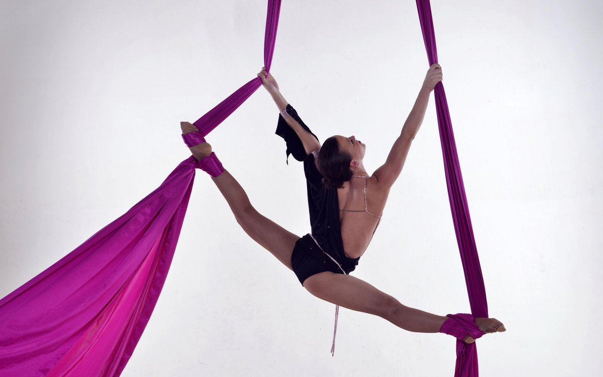 Балерина воздушная акробатика