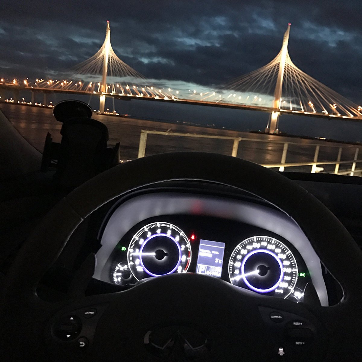Вид из машины ночью