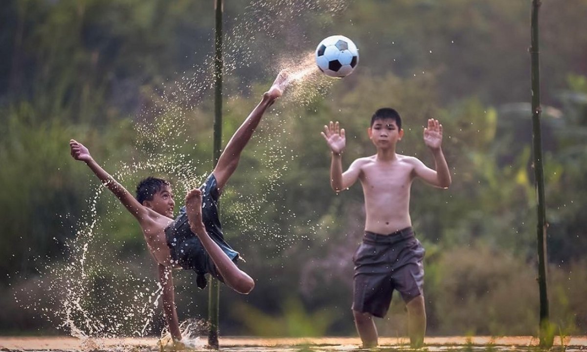 Мальчишки играют в футбол