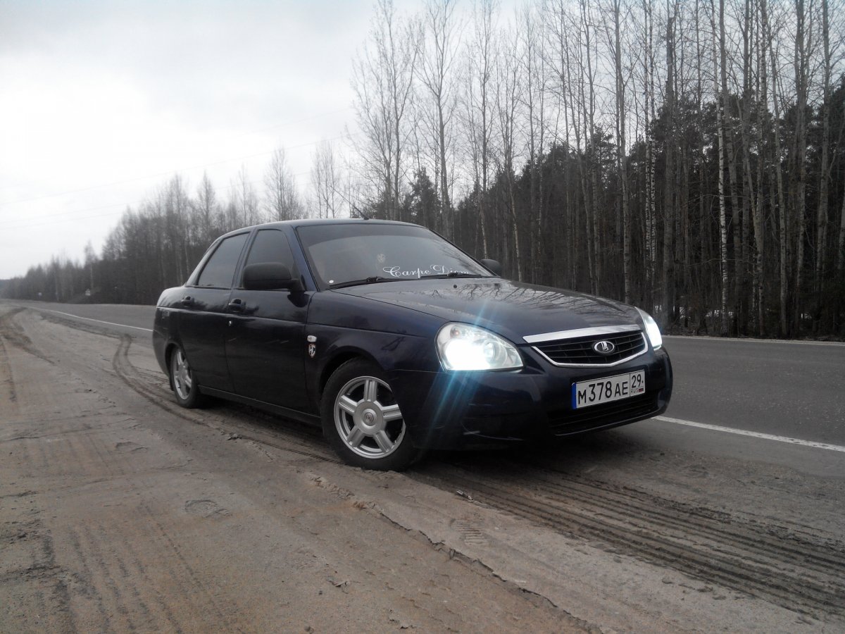 Черная седан Приора r15