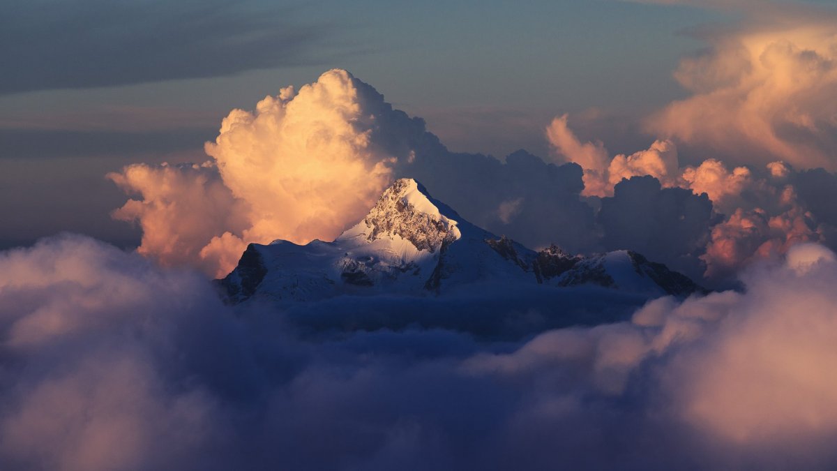 Вершина горы в облаках
