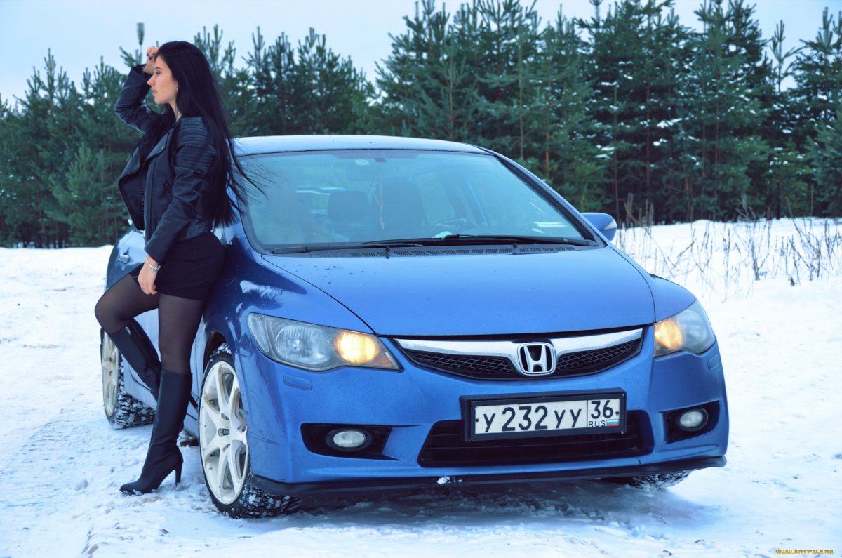 Девушки и Хонда Цивик 2008