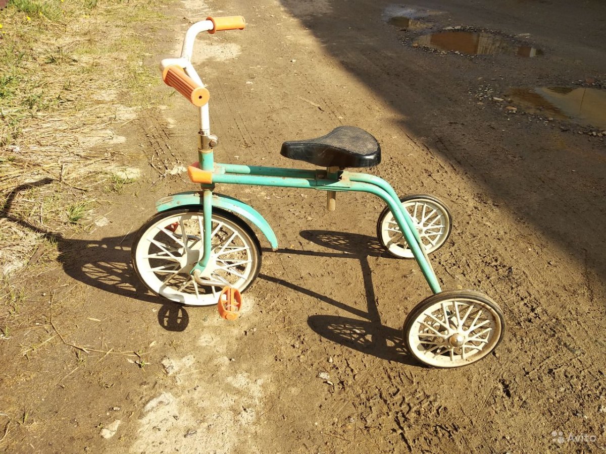 Старый детский велосипед